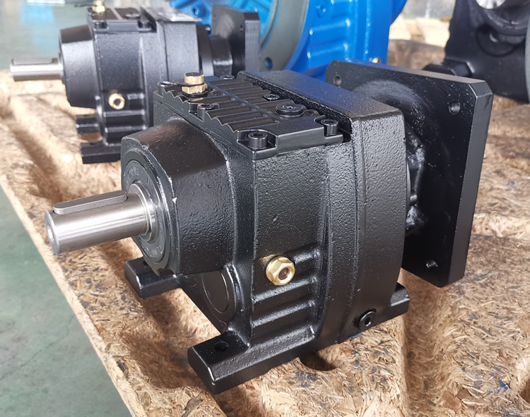 R37系列減速機的實物照片，輸入配伺服電機