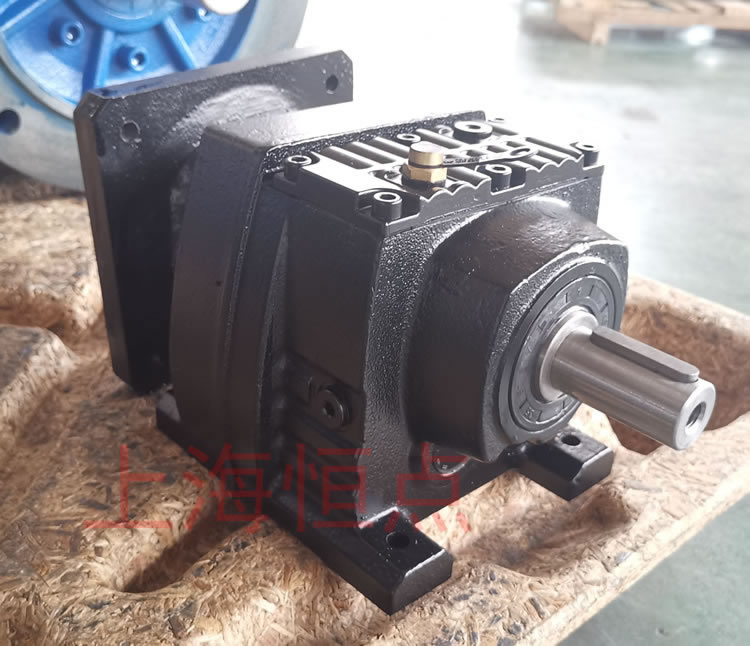 R37系列減速機的實物照片，輸入配伺服電機