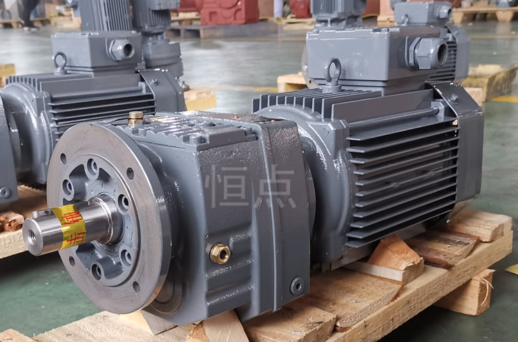 RF47系列減速機配直聯電機，立式安裝 輸出法蘭+軸 實物圖