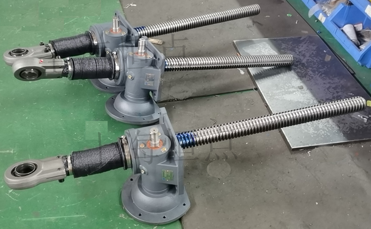 SWLD10升降機配關節軸承，配軟防護罩的實物圖